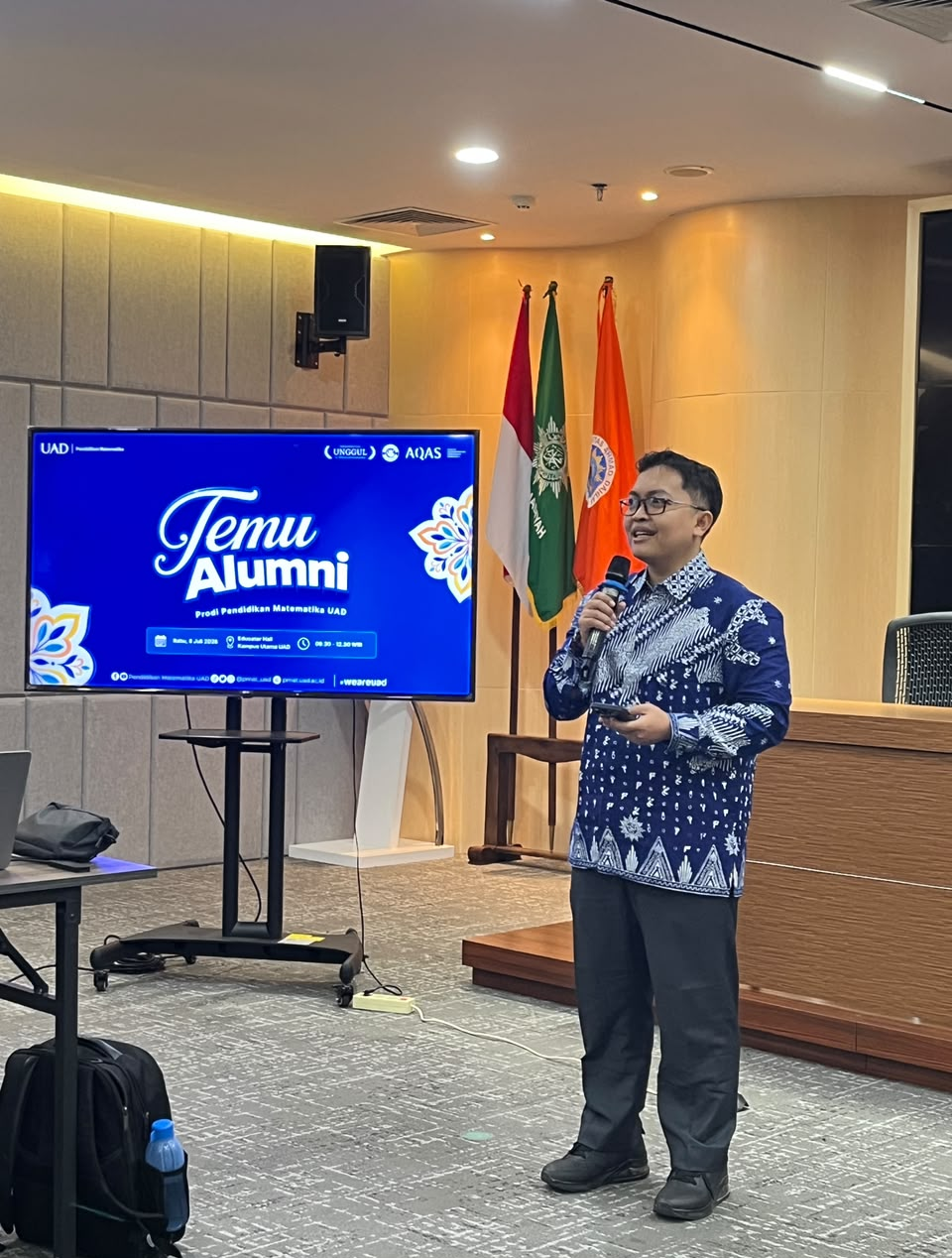 Ketua Program Studi Pendidikan Matematika membuka Temu Alumni UAD