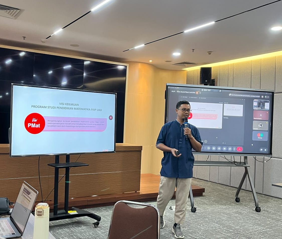 Aan Hendroanto, S.Pd., M.Sc. memandu peserta memanfaatkan berbagai fitur NotebookLM untuk mendukung aktivitas akademik.