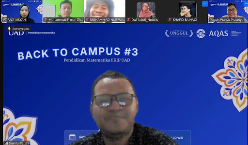Syariful Fahmi memaparkan materi Asisten Gem pada Alumni Back To Campus #3 PMAT UAD.