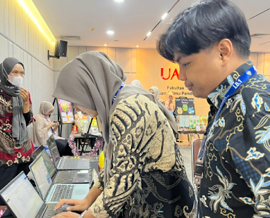 Mahasiswa Pendidikan Matematika UAD memamerkan media pembelajaran di Gelar Karya FKIP.