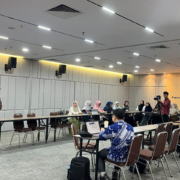Alumni lintas angkatan mengikuti Pelatihan NotebookLM yang diselenggarakan Program Studi Pendidikan Matematika FKIP UAD secara blended.