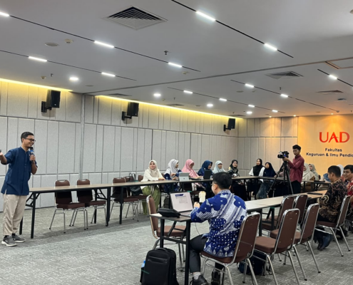 Alumni lintas angkatan mengikuti Pelatihan NotebookLM yang diselenggarakan Program Studi Pendidikan Matematika FKIP UAD secara blended.
