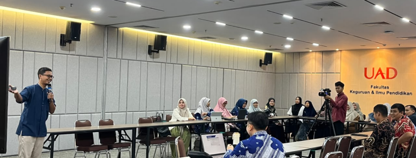 Alumni lintas angkatan mengikuti Pelatihan NotebookLM yang diselenggarakan Program Studi Pendidikan Matematika FKIP UAD secara blended.