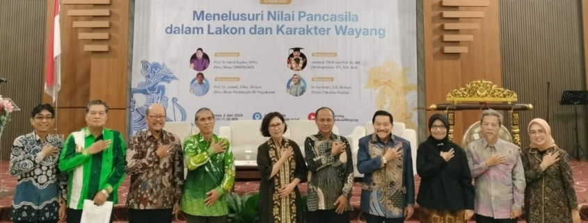 Narasumber diskusi nilai-nilai Pancasila dalam lakon dan karakter wayang di UGM