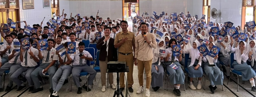 Tim Pendidikan Matematika FKIP UAD foto bersama para siswa pada kegiatan Goes to School di SMA Rembang.